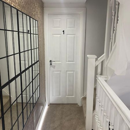 Air Conditioned Modern Double Bed Room With Private Attached Bathroom - Free Parking - Near London Heathrow Airport & Southall Broadway ภายนอก รูปภาพ