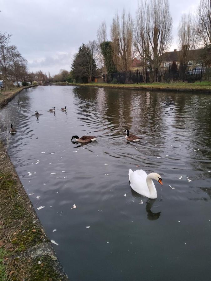 Air Conditioned Modern Double Bed Room With Private Attached Bathroom - Free Parking - Near London Heathrow Airport & Southall Broadway ภายนอก รูปภาพ
