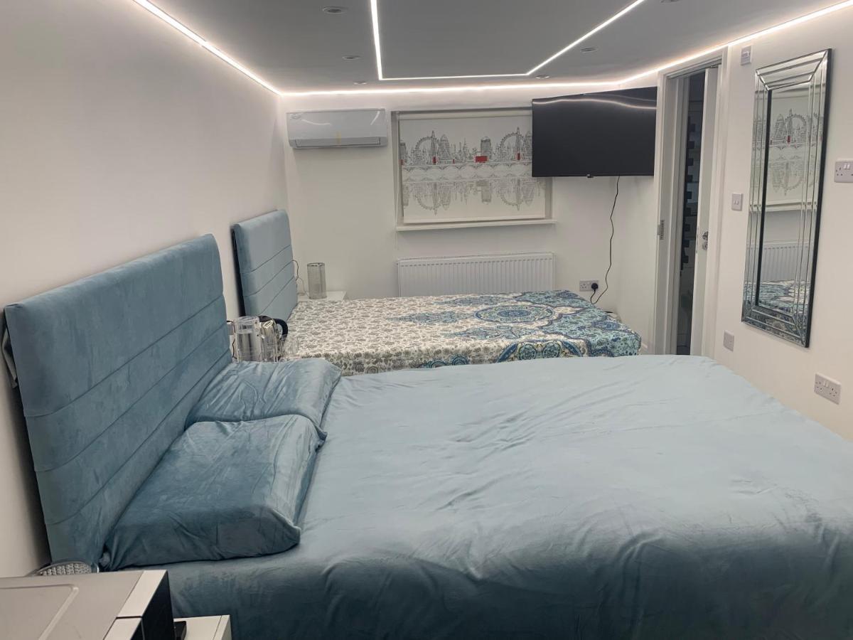Air Conditioned Modern Double Bed Room With Private Attached Bathroom - Free Parking - Near London Heathrow Airport & Southall Broadway ภายนอก รูปภาพ