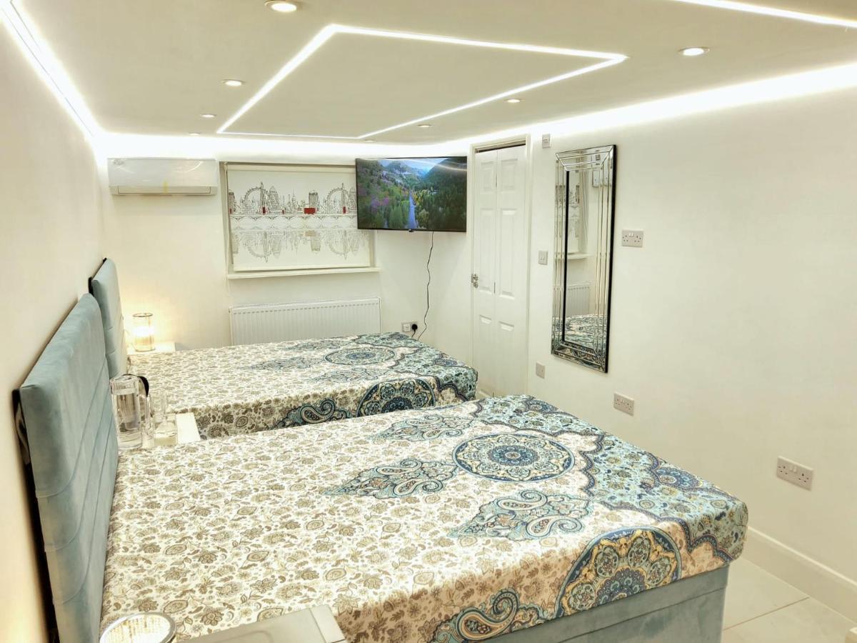 Air Conditioned Modern Double Bed Room With Private Attached Bathroom - Free Parking - Near London Heathrow Airport & Southall Broadway ภายนอก รูปภาพ