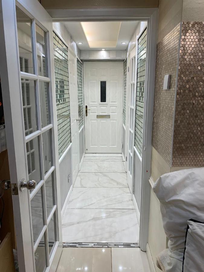 Air Conditioned Modern Double Bed Room With Private Attached Bathroom - Free Parking - Near London Heathrow Airport & Southall Broadway ภายนอก รูปภาพ