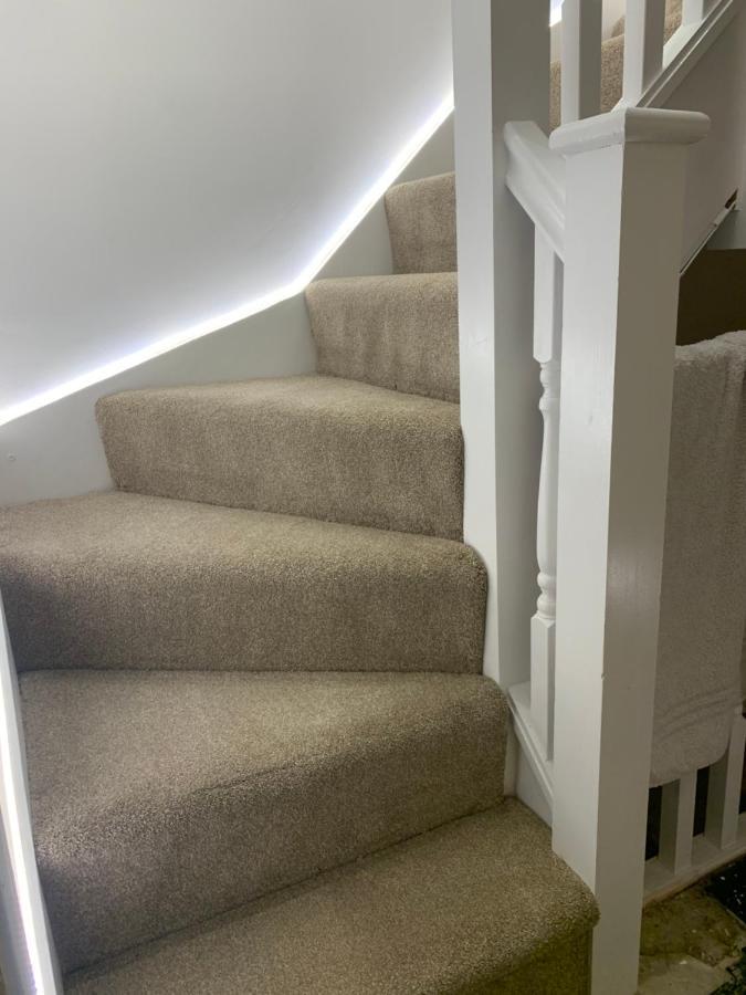Air Conditioned Modern Double Bed Room With Private Attached Bathroom - Free Parking - Near London Heathrow Airport & Southall Broadway ภายนอก รูปภาพ
