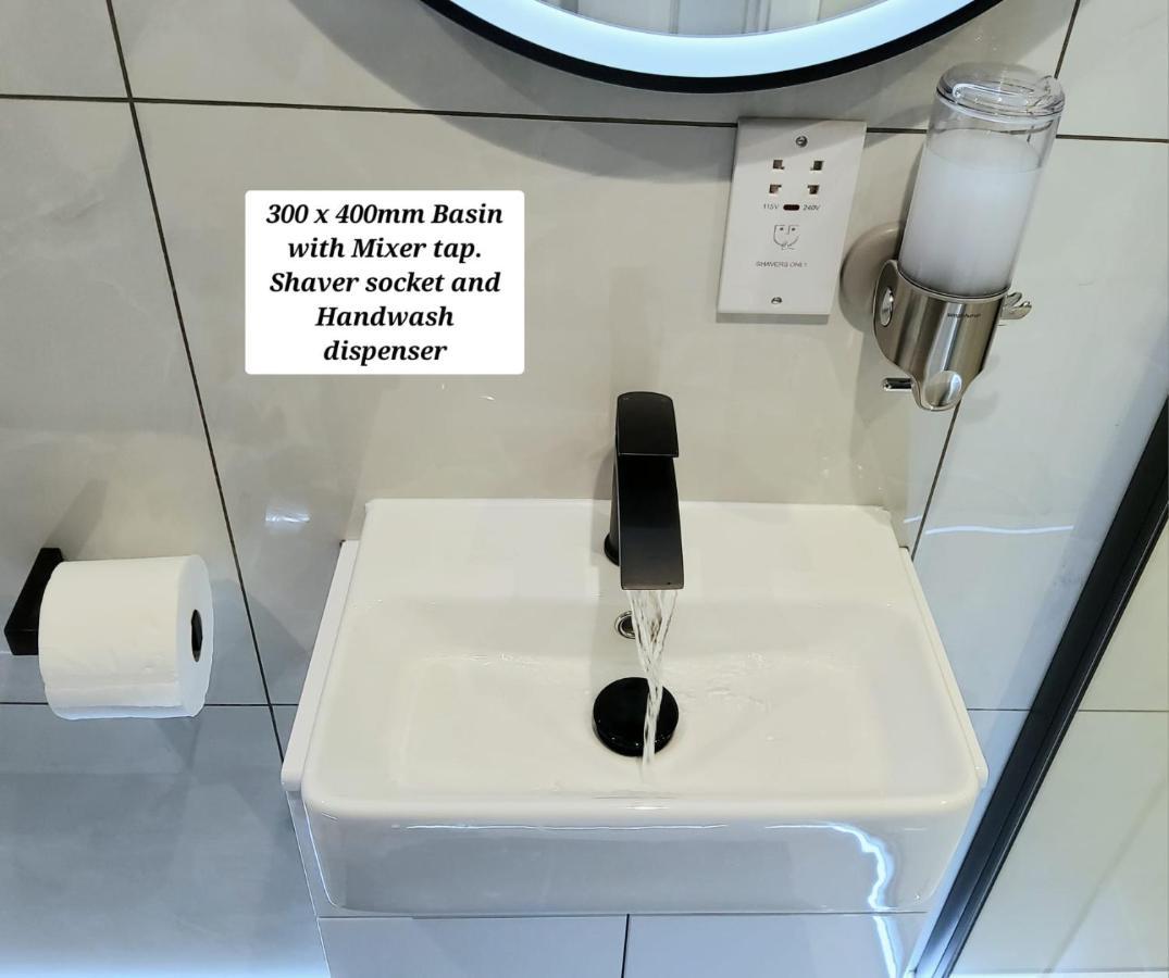 Air Conditioned Modern Double Bed Room With Private Attached Bathroom - Free Parking - Near London Heathrow Airport & Southall Broadway ภายนอก รูปภาพ