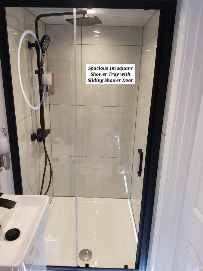 Air Conditioned Modern Double Bed Room With Private Attached Bathroom - Free Parking - Near London Heathrow Airport & Southall Broadway ภายนอก รูปภาพ