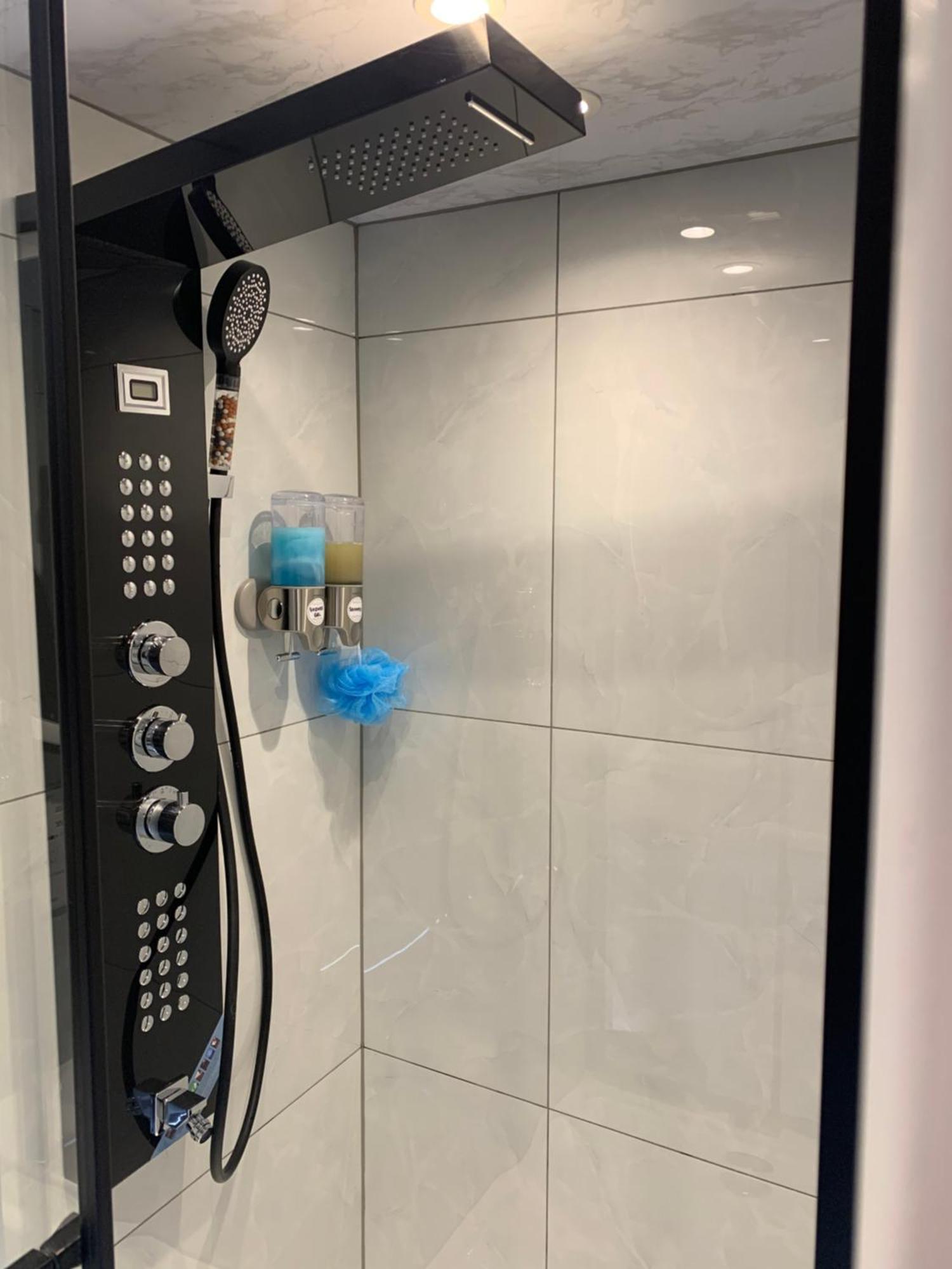 Air Conditioned Modern Double Bed Room With Private Attached Bathroom - Free Parking - Near London Heathrow Airport & Southall Broadway ภายนอก รูปภาพ