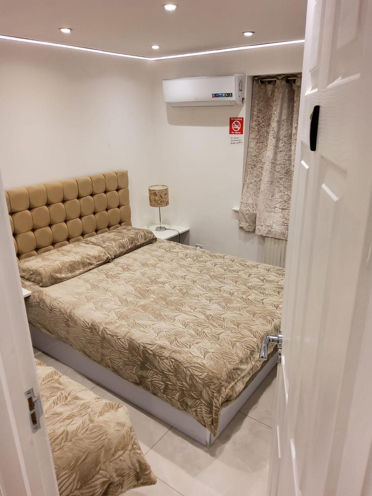 Air Conditioned Modern Double Bed Room With Private Attached Bathroom - Free Parking - Near London Heathrow Airport & Southall Broadway ภายนอก รูปภาพ