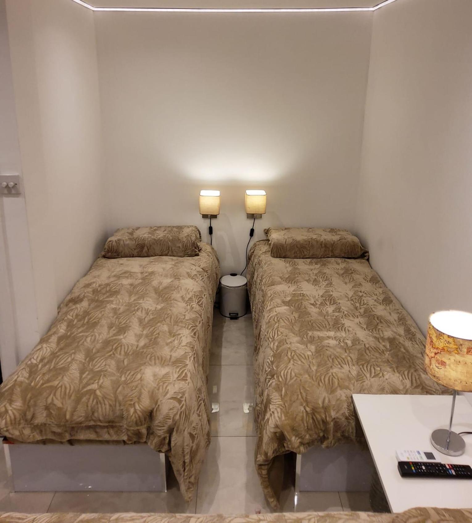 Air Conditioned Modern Double Bed Room With Private Attached Bathroom - Free Parking - Near London Heathrow Airport & Southall Broadway ภายนอก รูปภาพ