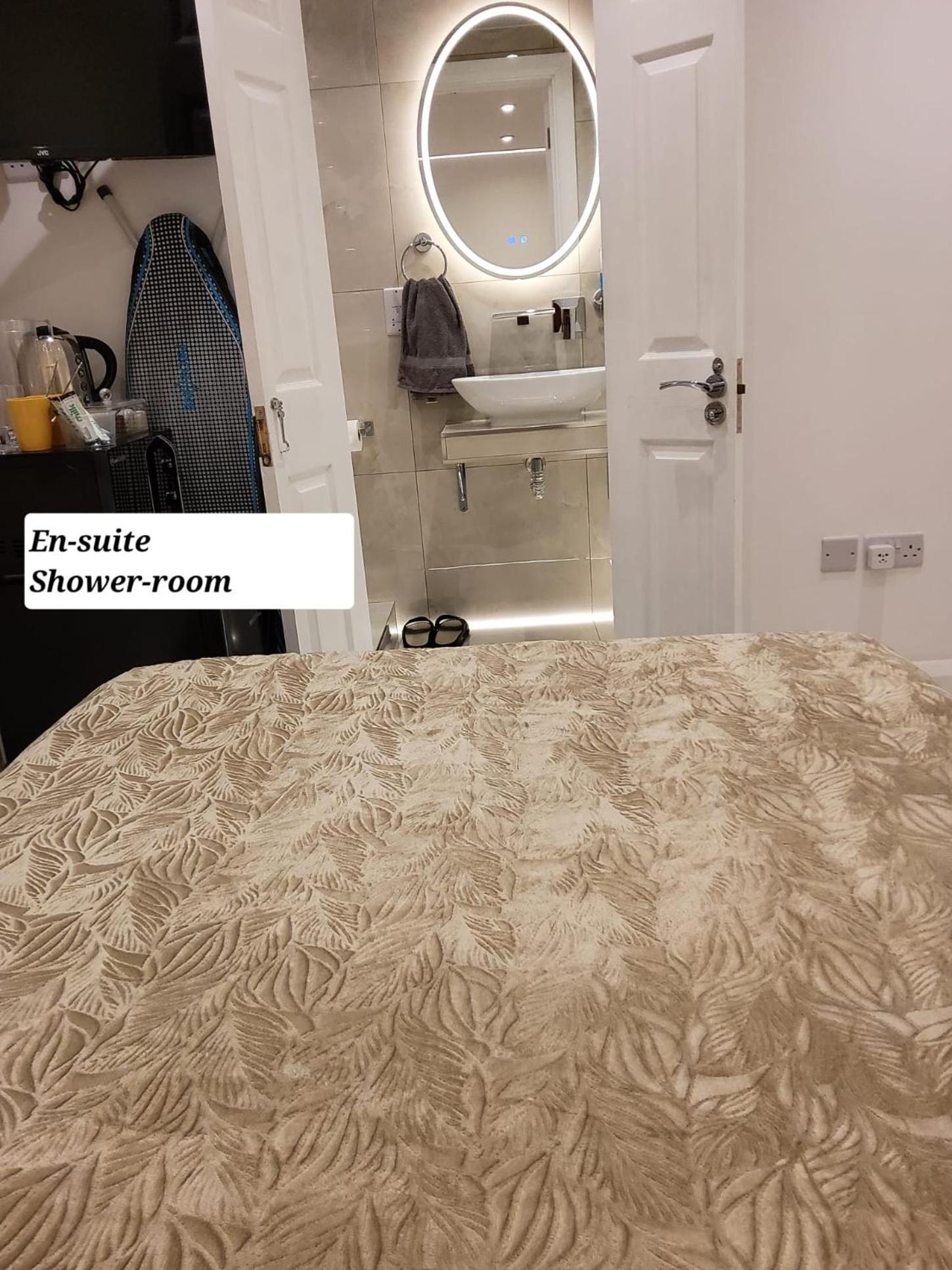 Air Conditioned Modern Double Bed Room With Private Attached Bathroom - Free Parking - Near London Heathrow Airport & Southall Broadway ภายนอก รูปภาพ